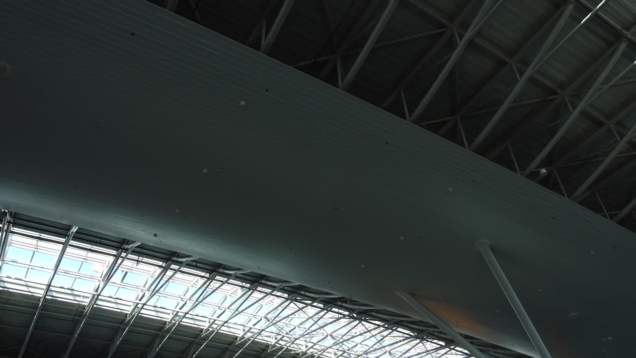 Tetto nel terminal dell'aeroporto. Aeroporto Internazionale di Boryspil. Ripresa in movimento