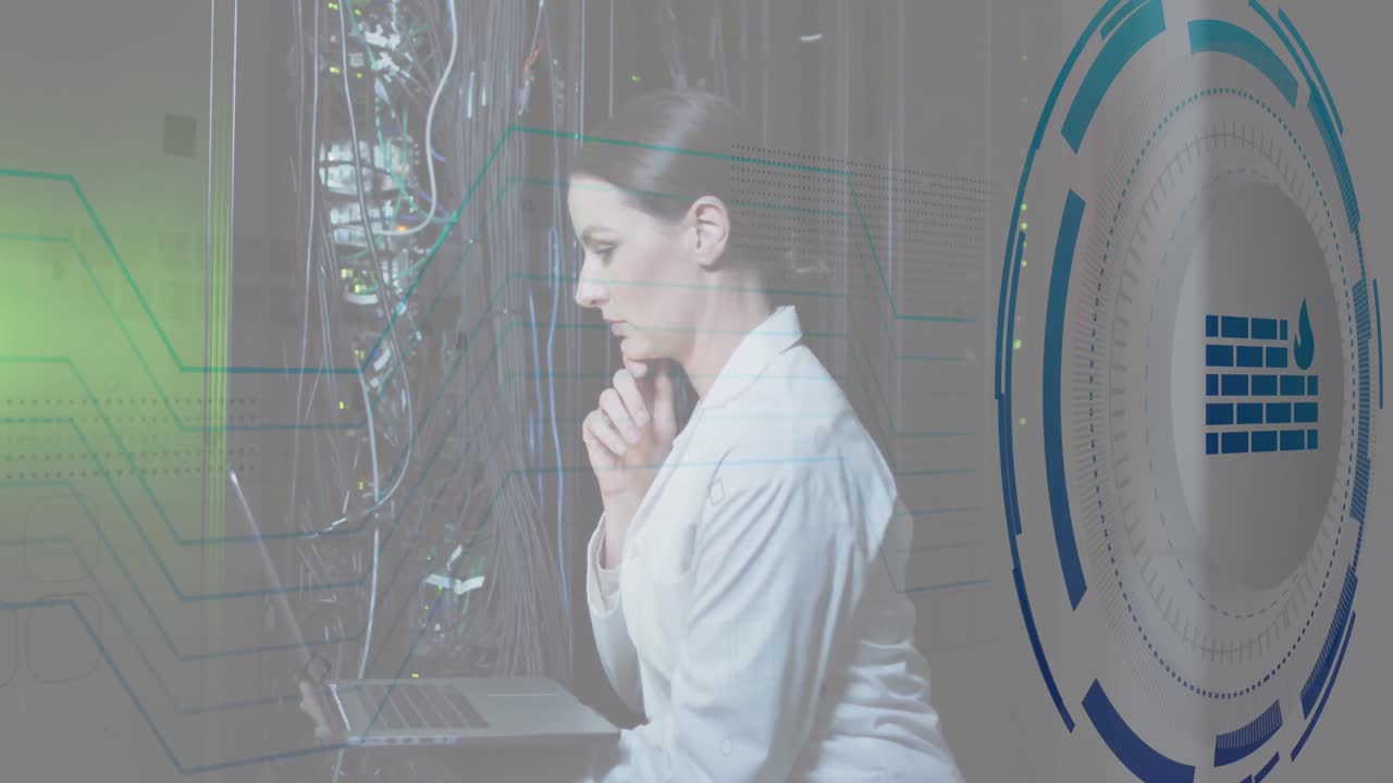animación del icono del firewall sobre una ingeniera caucásica comprobando el servidor de datos usando una computadora portátil