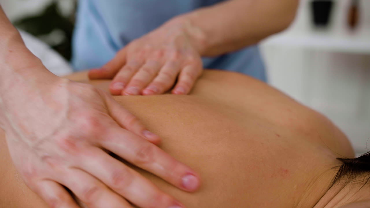 persona que da un masaje en la espalda