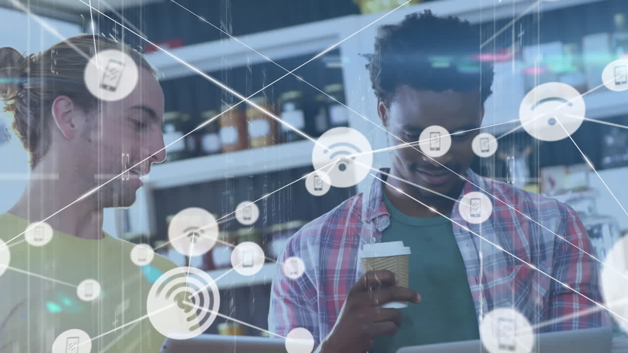 animación de la red de conexiones con iconos sobre diversas personas que utilizan tableta