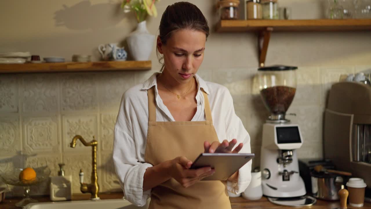 mujer usando una tableta en una cafetería