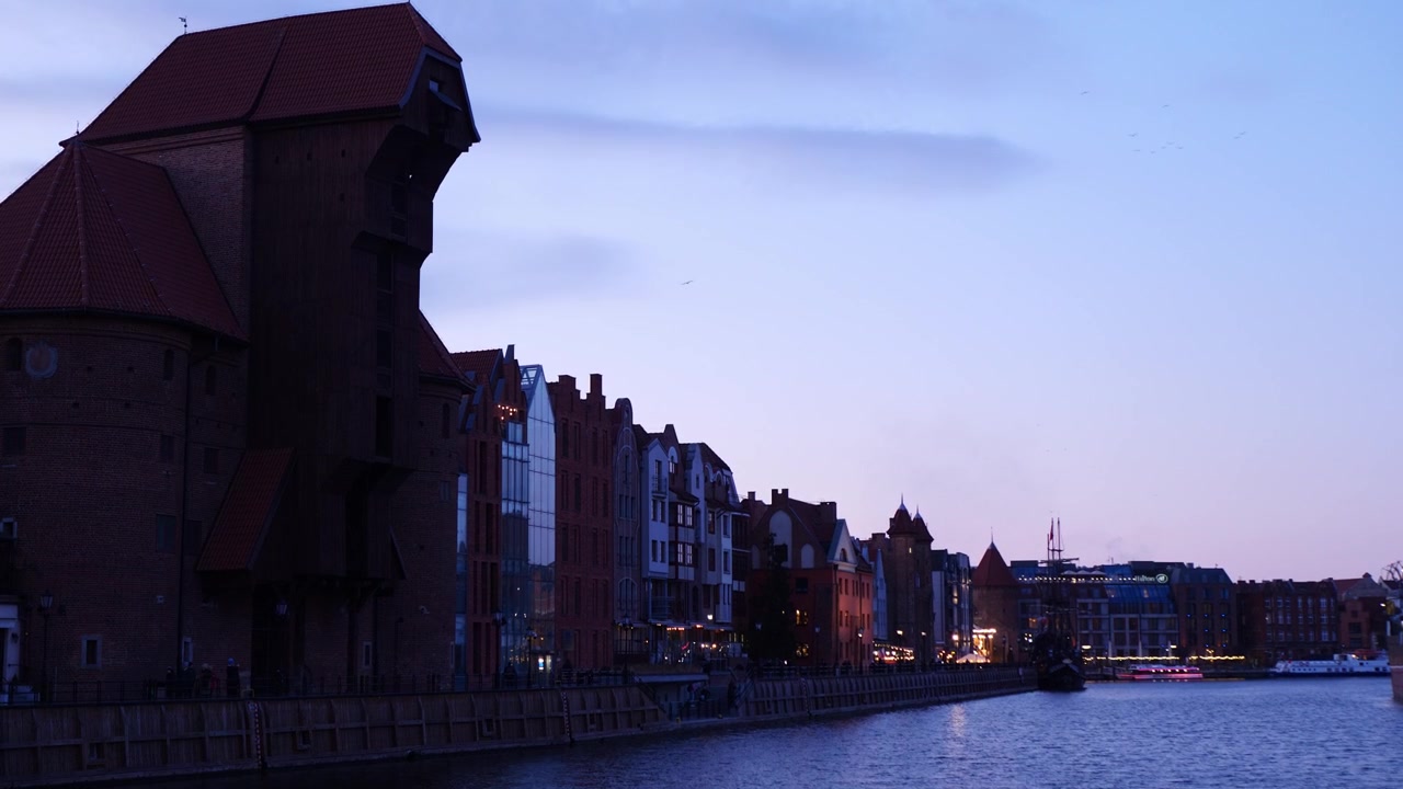 Den gamle havnekran i Gdansk i skumringen. Polen