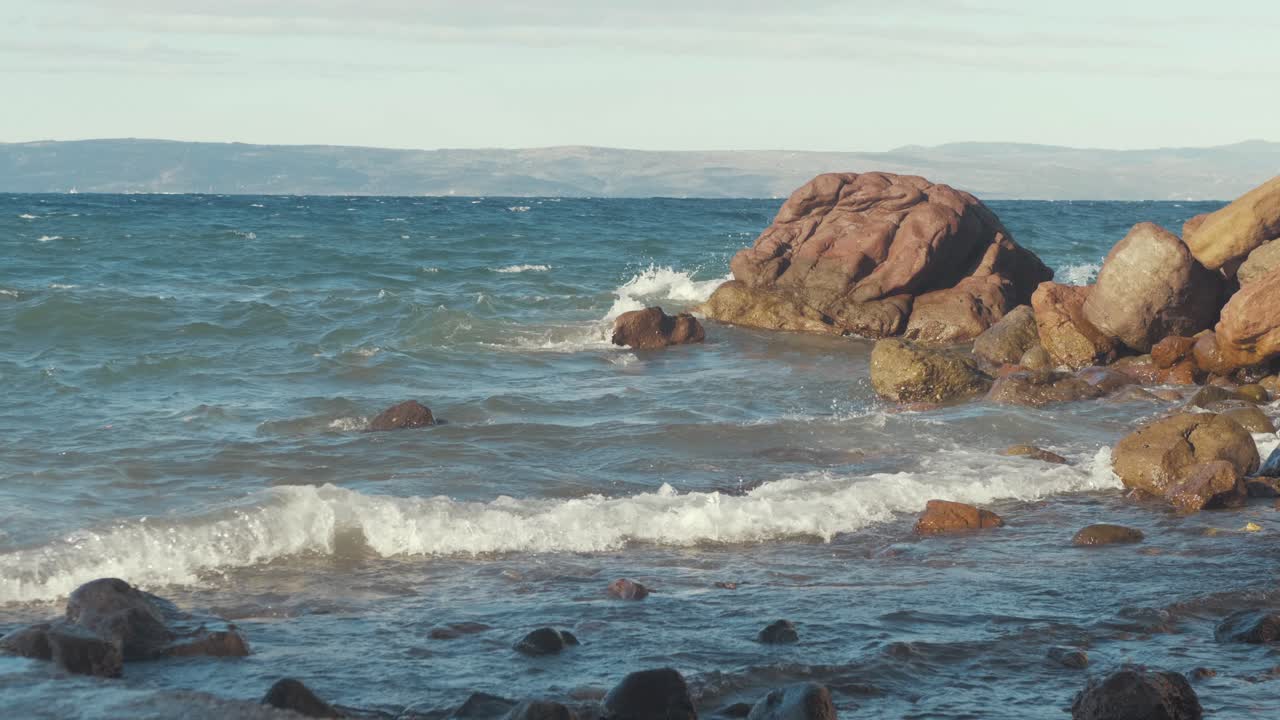Onde di mare agitato che si infrangono sugli scogli a Skala Sikamineas.