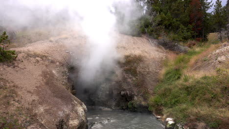 Posibilidad-Remota-De-Una-Nube-De-Vapor-Que-Se-Eleva-Desde-La-Boca-Del-Dragón-En-El-Parque-Nacional-De-Yellowstone