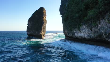 Luftaufnahme-Von-Großen-Und-Kleinen-Felsen,-Die-Vom-Blauen-Wasser-Des-Ozeans-Gewaschen-Werden,-Nusa-Penida,-Bali,-Indonesien