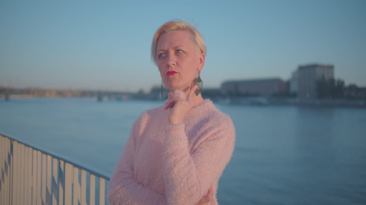 Donna di mezza età in posa pensierosa.