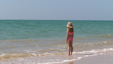 Junges-Bikinimädchen,-Das-Auf-Tropischem-Strand-Steht