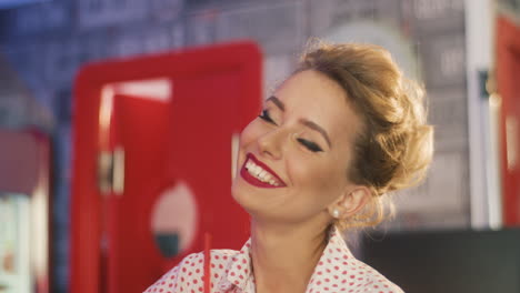 mujer rubia hablando con un hombre en un restaurante americano