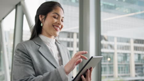 Tableta,-Caminar-Y-Mujer-De-Negocios-Feliz-En-La-Oficina