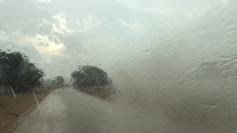 punto de vista: vehículo atraviesa aguas inundadas en una carretera en el desierto de kalahari