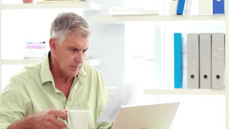 Casual-businessman-working-on-computer