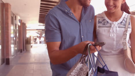 Happy-couple-shopping-in-the-mall