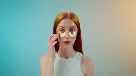 mujer con parches dorados en los ojos