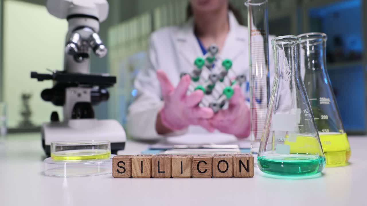 Træterninger på laboratoriebord danner tydeligt begrebet 'silicium'