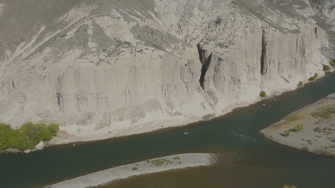 아르헨티나 치메후인 강 옆에 있는 거대한 절벽이 내려다보이는 놀라운 드론 샷