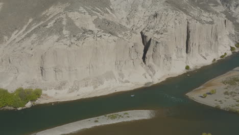 Incredible-drone-shot-overlooking-a-huge-cliff-on-the-side-of-the-Chimehuin-river,-Argentina