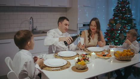 Glückliche-Große-Kaukasische-Familie-Verschiedener-Generationen,-Die-Weihnachten-Zu-Hause-Feiert.-Leute,-Die-Eine-Weihnachtsfeier-Zu-Abend-Essen,-Reden-Und-Lächeln.-Hochwertiges-4K-Filmmaterial