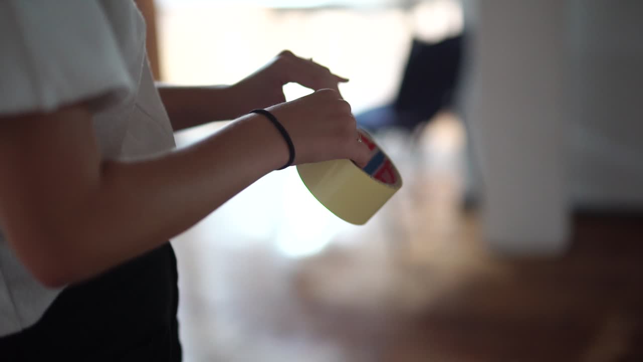 arrancando cinta de un rollo