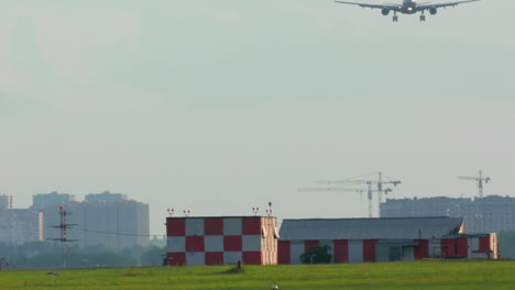 Flugzeug-Landet-Auf-Dem-Flughafen