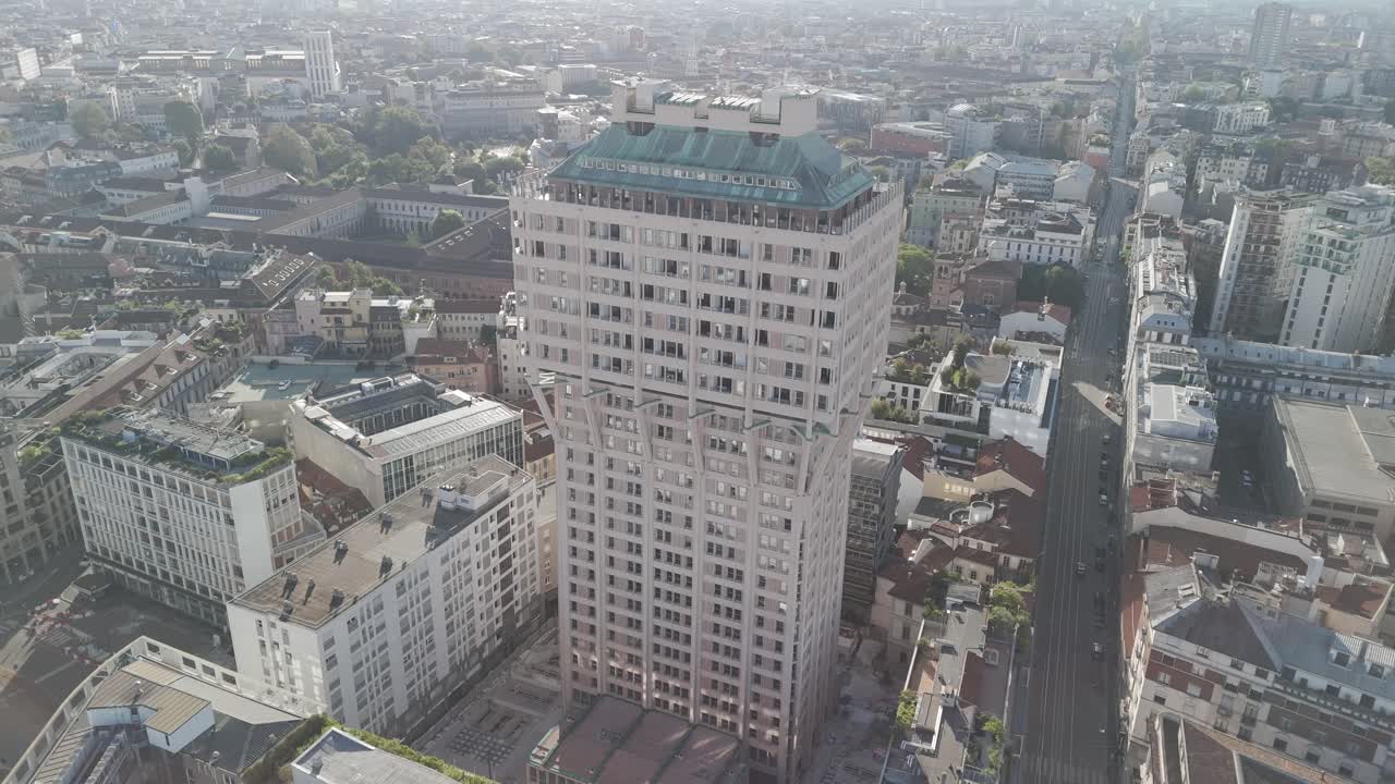 imágenes sorprendentes de drones de la torre velasca en milán.