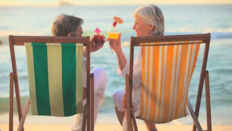 Elderly-couple-clinking-their-coctail-glasses-