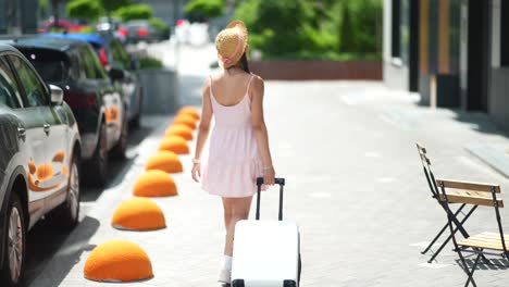 mujer con una maleta caminando por la calle