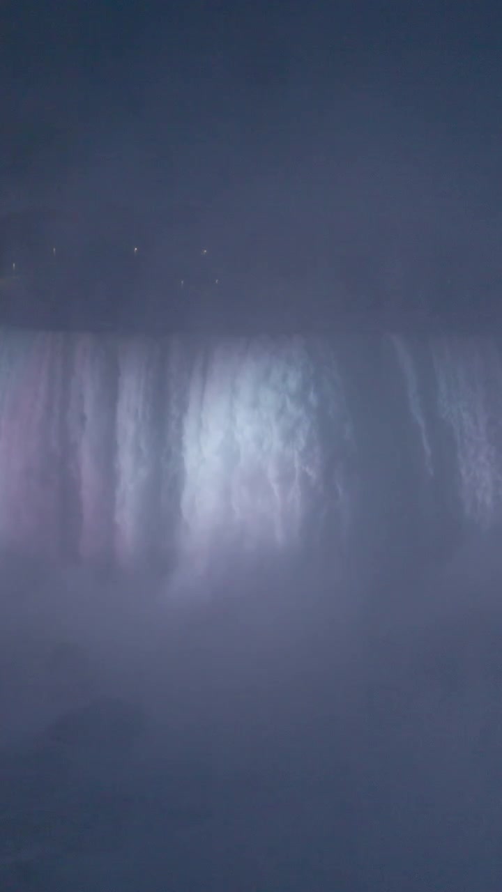 Nattlige Niagarafall belyst gjennom tåke