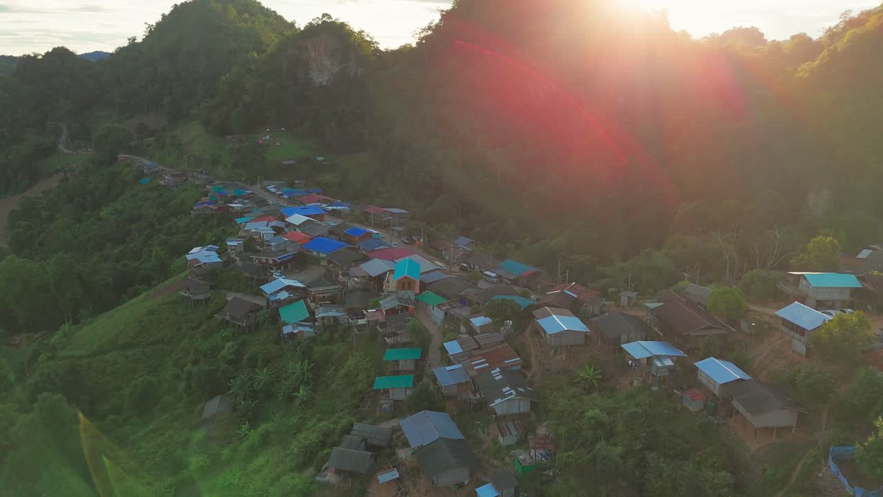 panorámica aérea de la aldea de ban jabo en tailandia, colinas y casas durante la puesta de sol