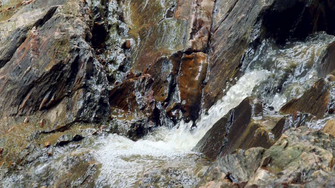 agua de río aislada goteando a través de las rocas durante una sequía en brasil