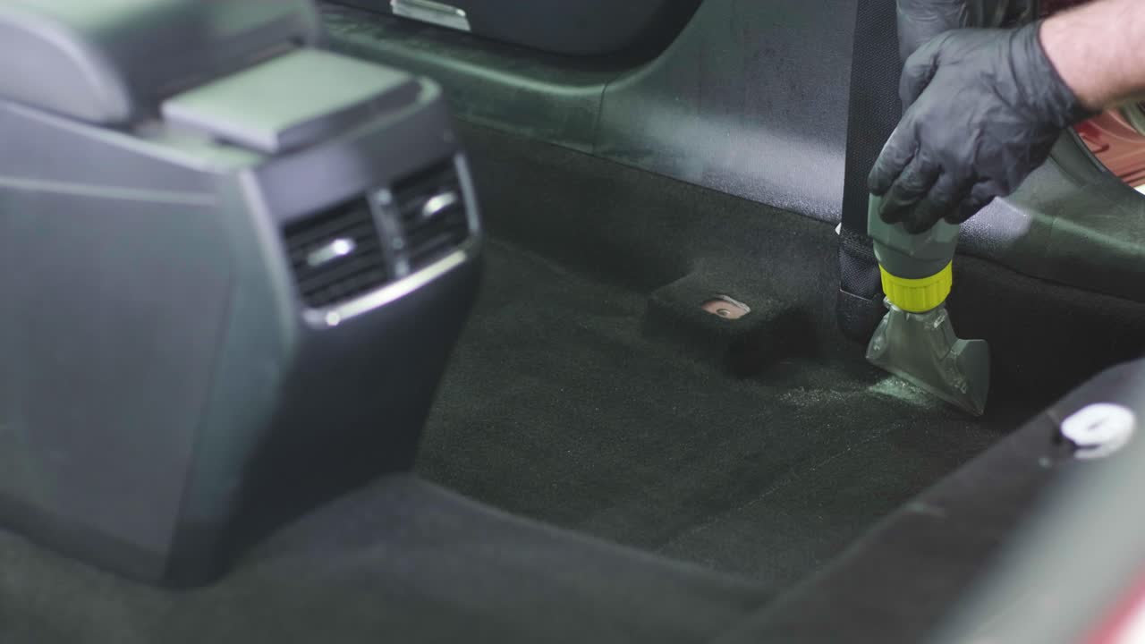 limpieza profesional de automóviles. lavado de sars. detalles interiores. limpieza en seco y detalles del interior de un automóvil. limpeza profunda de asientos. limpeza de espuma en el lavado de automóviles; limpieza del panel del automóvil del polvo. una aspiradora