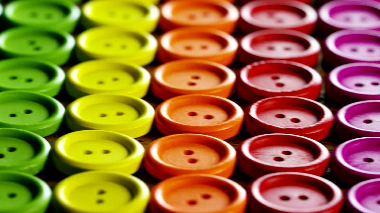 redondeo de botones de alta costura coloridos, botones de todos los colores de alta moda para coser en la ropa.