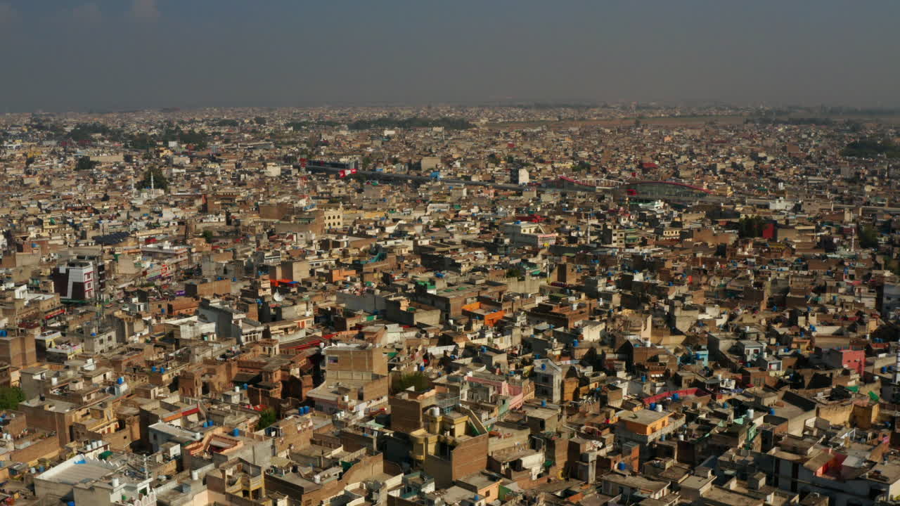 vista aérea de edificios y casas en la ciudad de rawalpindi en punjab, pakistán durante el día