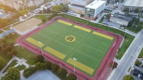 Campos-De-Fútbol-En-El-Campus-De-Mizzou-Al-Atardecer---Toma-Aérea-En-órbita-De-Drones