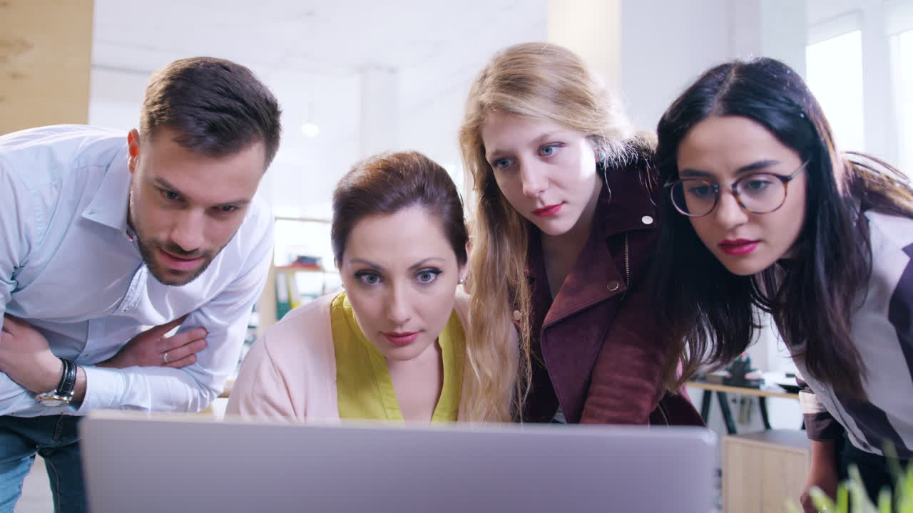 노트북에 초점을 맞춘 팀 협업