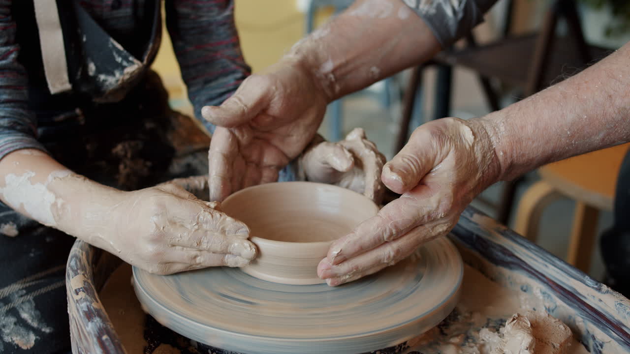도자기 바 에 점토 를 형성 하는 손