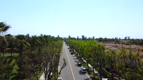 Vista-Aérea-De-La-Calle-Del-Barrio-De-Woodbury-En-Irvine,-Condado-De-Orange