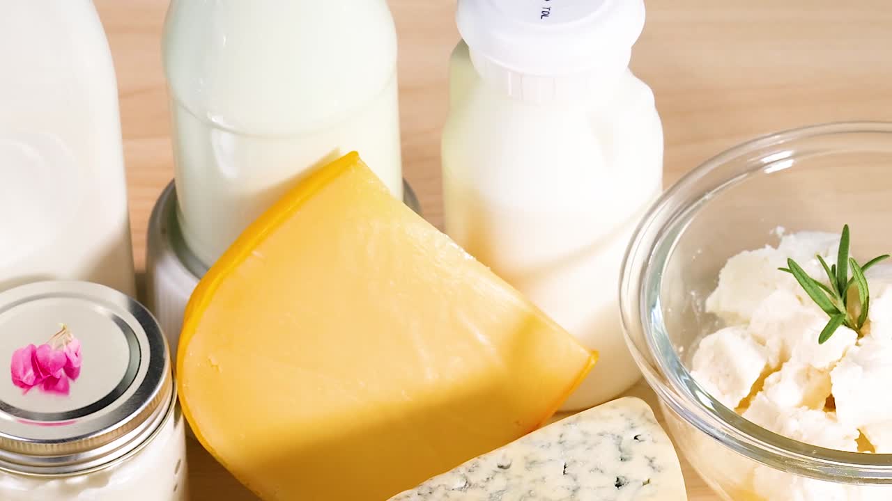 productos lácteos variados sobre un fondo de madera