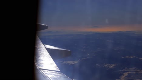 Ala-De-Avión-Y-Pintoresco-Paisaje-Montañoso-Desde-Un-Alto-Nivel-Desde-La-Ventana-Del-Avión.