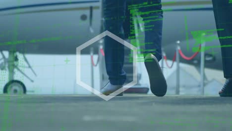 forma abstracta y procesamiento de datos sobre la sección baja de los empresarios que caminan por la pista del aeropuerto