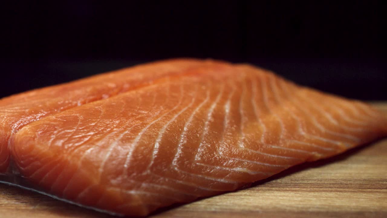 salmón ahumado en tabla de corte de madera