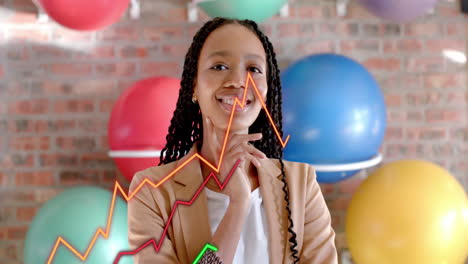 animación de diagramas sobre mujer de negocios biracial sonriendo