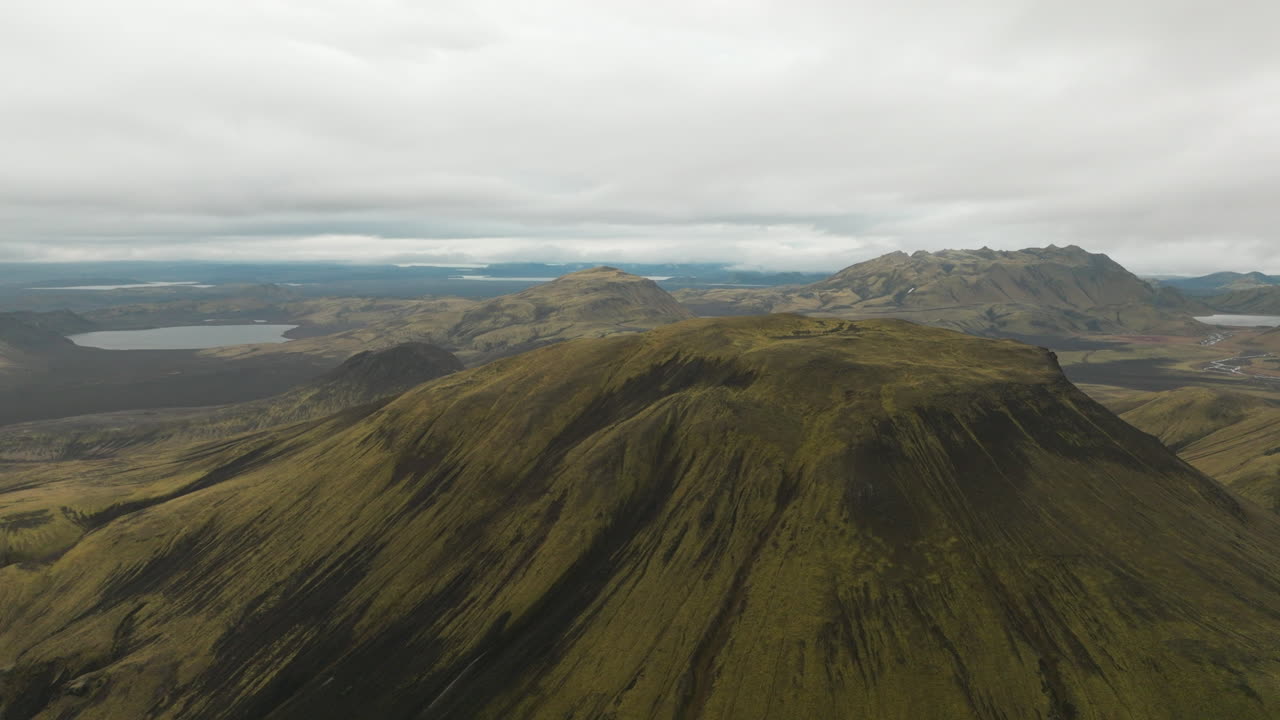 무성한 녹색 이끼로 덮인 아이슬란드의 평평한 꼭대기 산 위로 공중 상승
