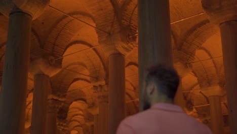 hombre caminando por un lugar histórico, nervioso y confundido.