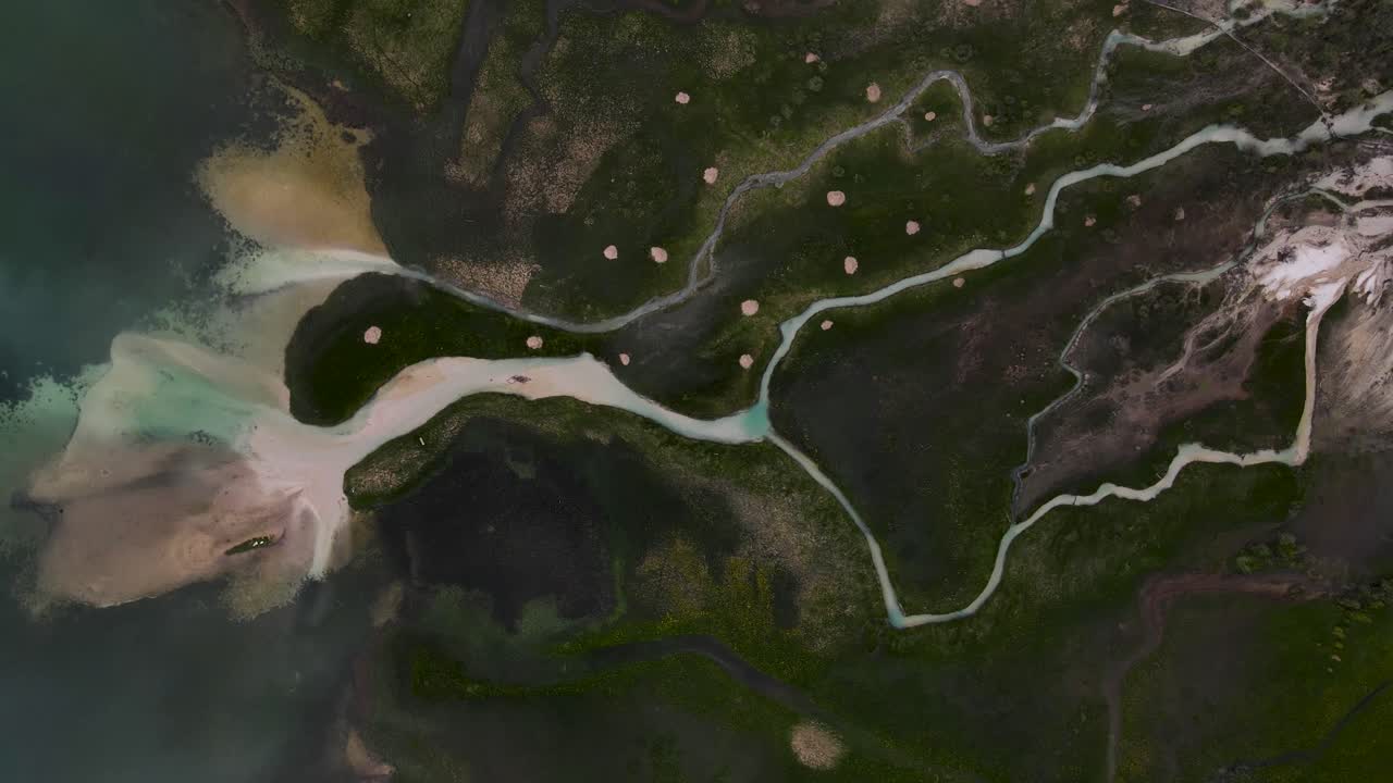 playa aérea, playas de arena blanca en un hermoso lago