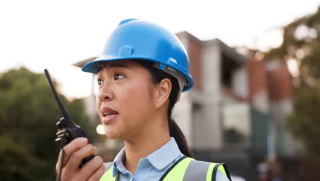 mujer asiática, arquitecta y walkie talkie