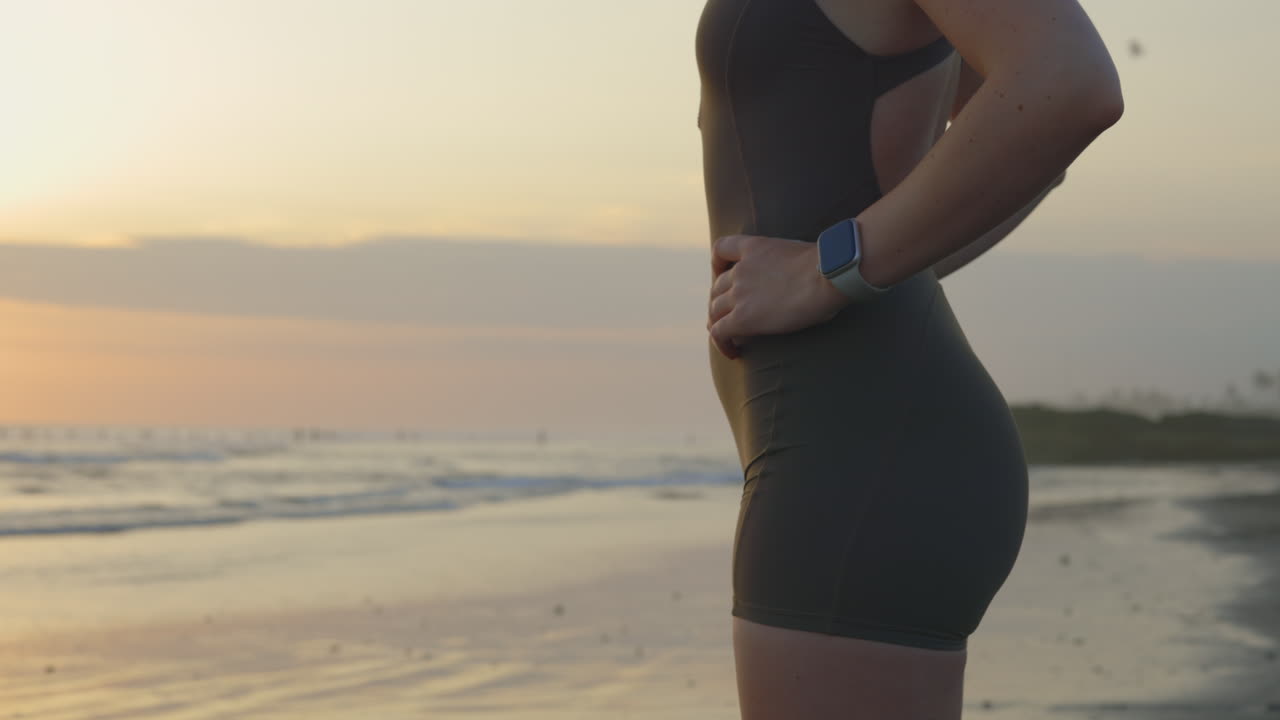 Donna sulla spiaggia al tramonto