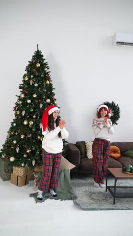 hermanas disfrutando de la navidad