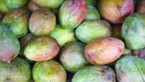 pile of fresh mangoes