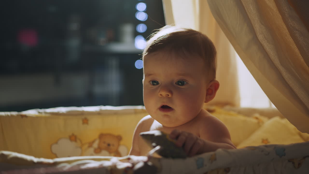 Babyjente leker i sprinkelseng