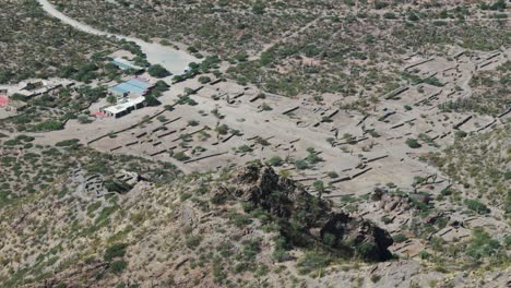 vista aérea de las antiguas ruinas de la ciudad sagrada de quilmes en tucumán, argentina